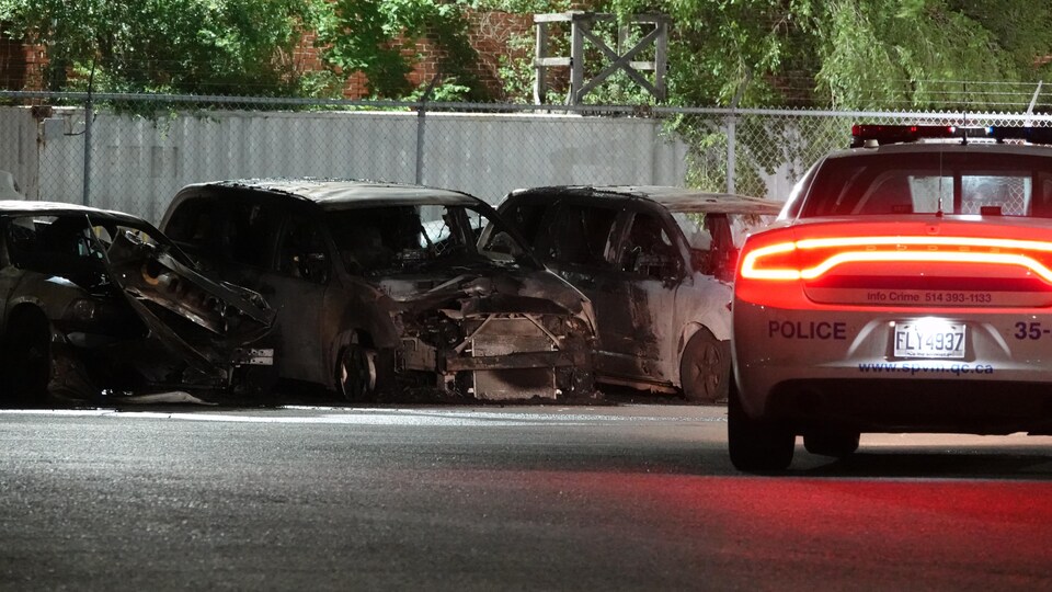 Des voitures accidentées dans un stationnement et endommagées par un incendie.