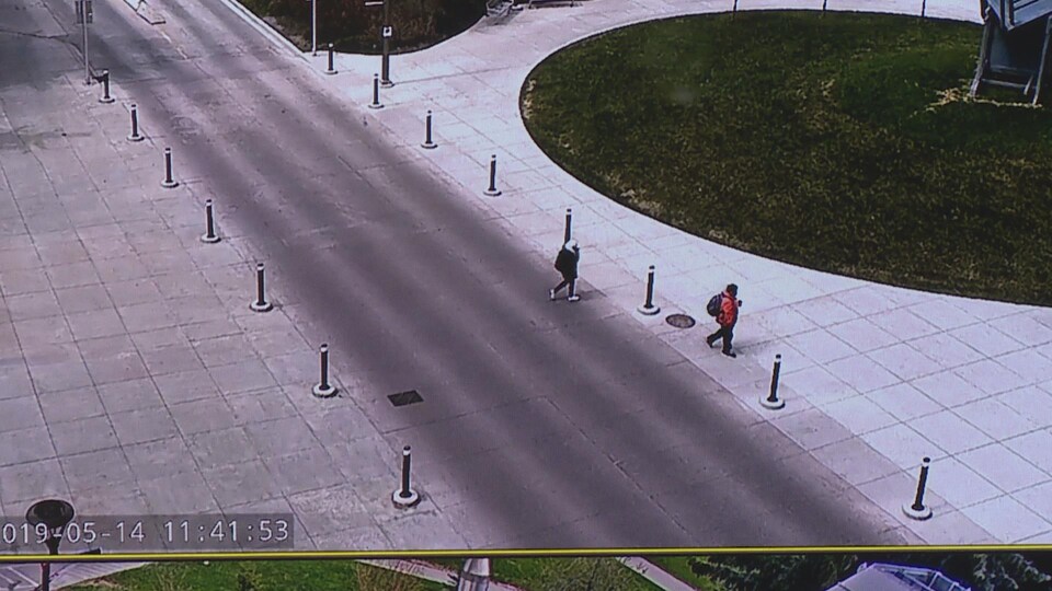Écran de surveillance avec deux étudiants qui marchent.