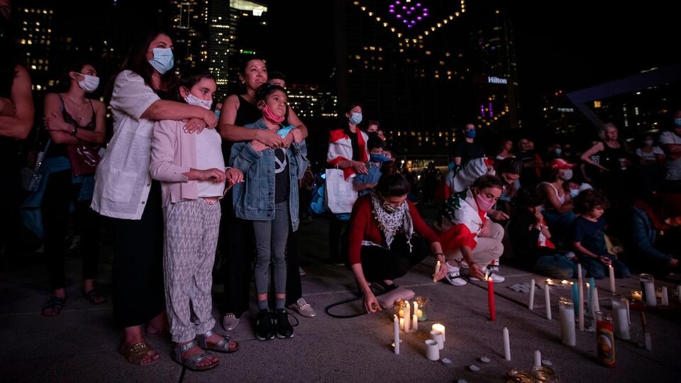 Give Crete basin Toronto : veillée aux chandelles à la mémoire des victimes des explosions  de Beyrouth | Radio-Canada.ca