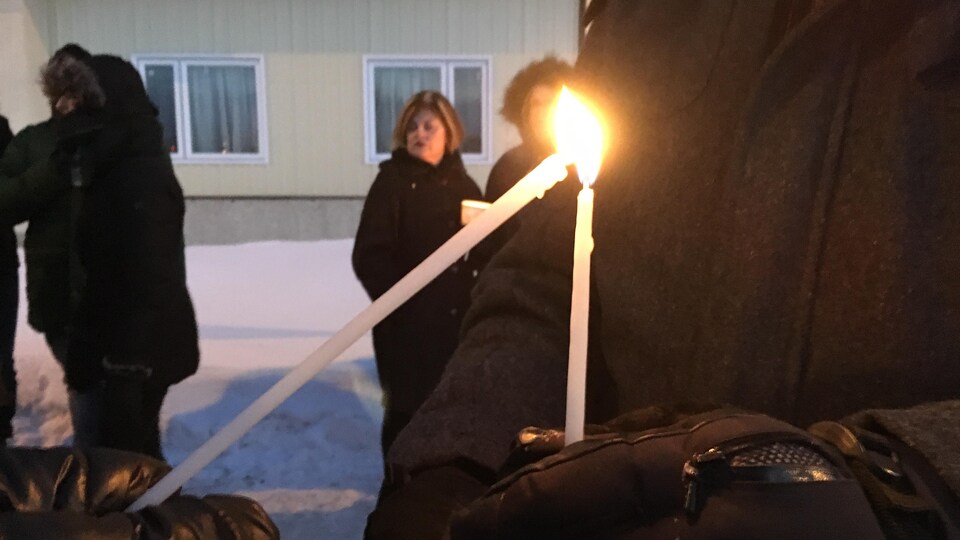 L'ambiance est au recueillement devant la mosquée de Saguenay.