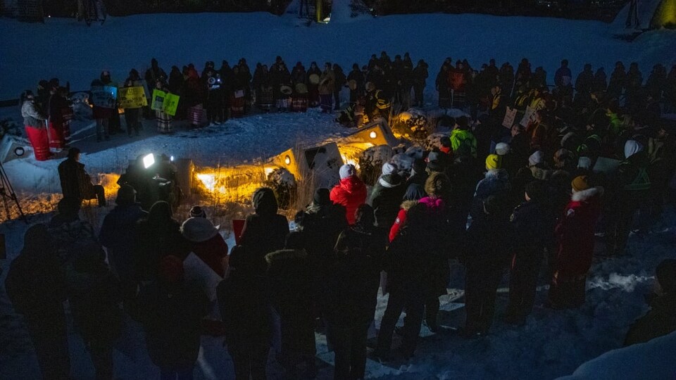 Des personnes rassemblées pour une veillée en mémoire des femmes et des filles autochtones disparues ou assassinées au cercle de célébration Oodena à La Fourche, le 4 décembre 2022.  