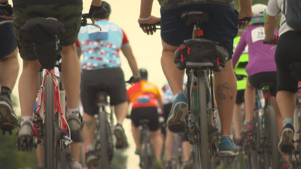 Un groupe de cyclistes pédale.