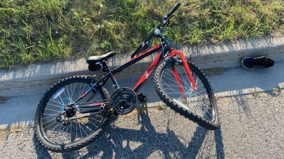 Le vélo endommagé de la victime; les roues avant et arrière sont tordues.