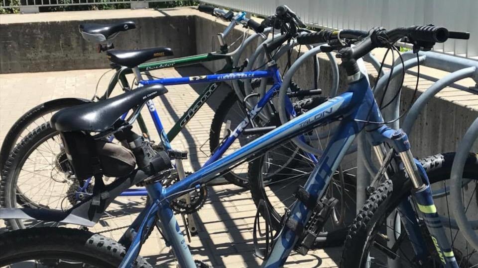 Un support à vélos avec trois bicyclettes