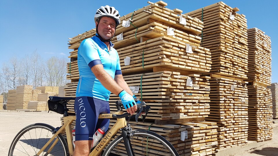 Jean-François Dion sur un vélo en bois