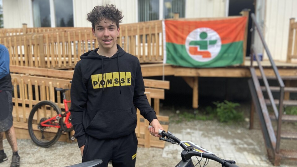 Jacob Roy, posant avec son vélo lors de la finale régionale des Jeux du Québec.