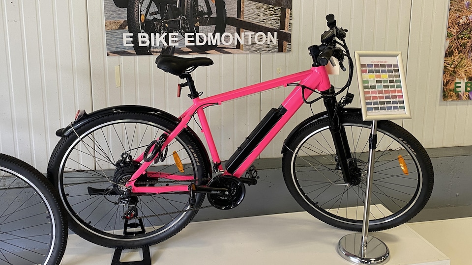 Un vélo électrique en vente à la boutique EBike Edmonton. Photo prise le 29 juin 2022. 