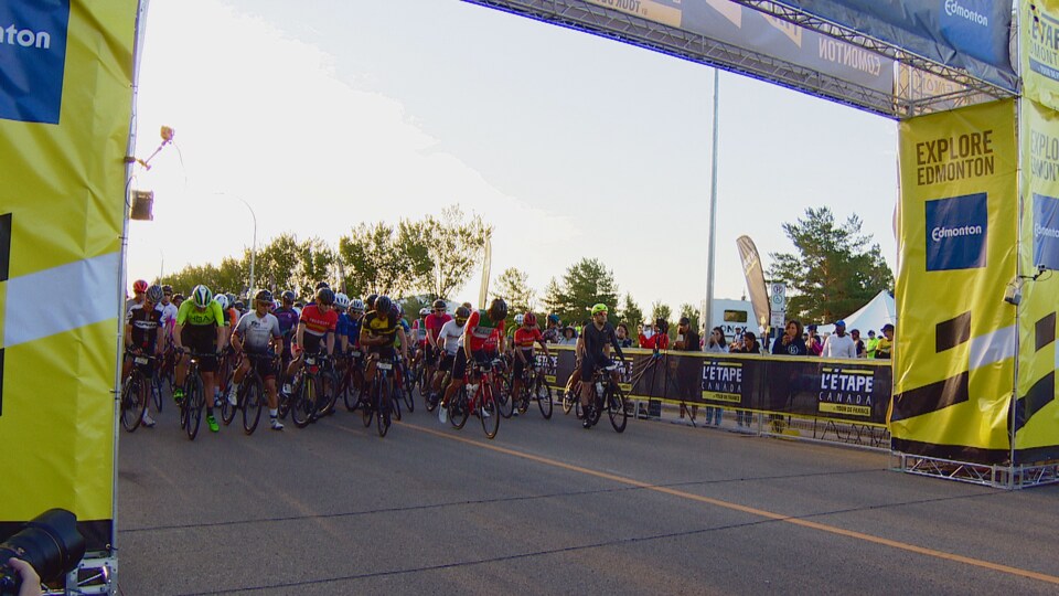 Des cyclistes sur une ligne de départ lors d'une compétition.