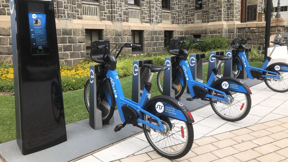 Des vélos stationnés devant l'hôtel de ville.