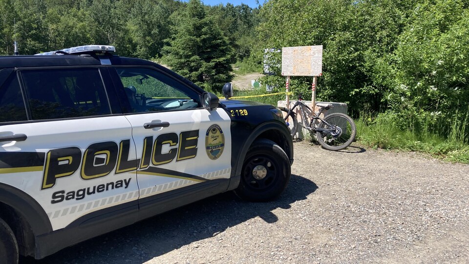 Une voiture de police et un vélo.
