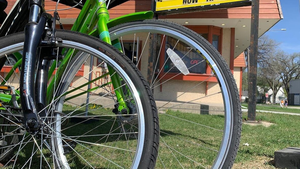 Des roues de bicyclette devant la boutique Sampson's Sporting Life.