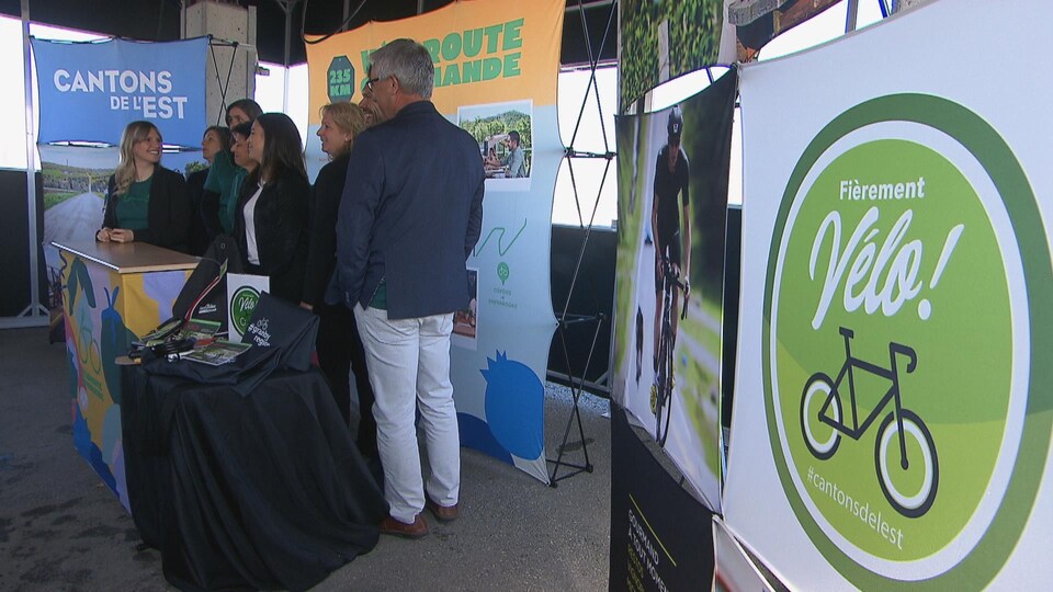 Smiling project members stood at a press conference. 