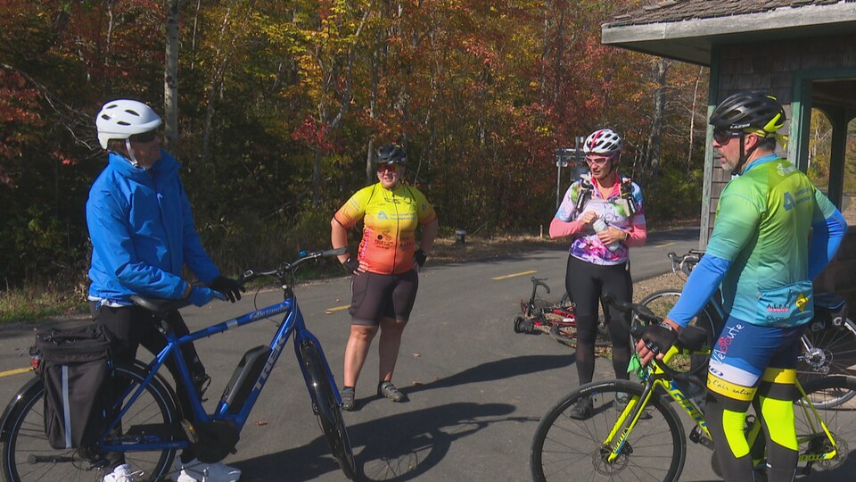 Des cyclistes sur la Véloroute de la Péninsule acadienne.