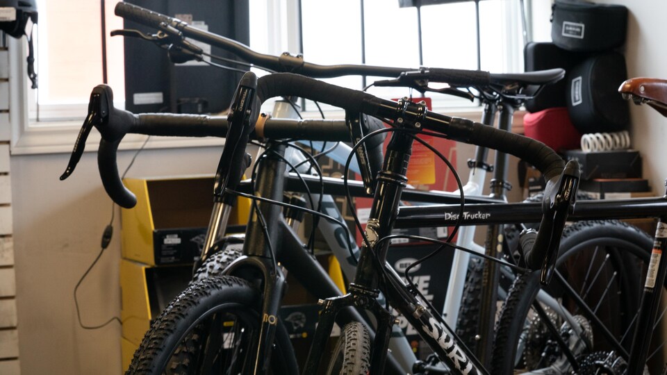 Des vélos noirs