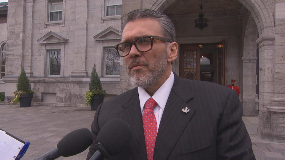 Le nouvel ambassadeur vénézuélien au Canada devant Rideau Hall, à Ottawa.