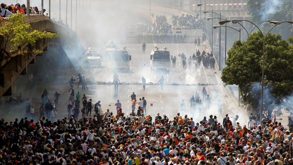 Les forces policières tentent de contenir les manifestants anti-Maduro en bloquant l'accès au centre-ville de Caracas, le 6 avril 2017.