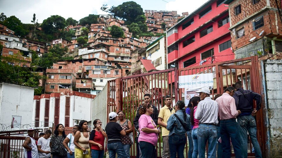 Des Vénézuéliens font la file pour voter dimanche dans un quartier de Caracas.