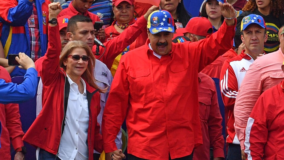 Le président du Venezuela Nicolas Maduro et sa femme Cilia Flores saluent la foule de manifestants venus leur témoigner leur soutien.
