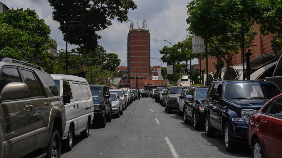 Deux longues files de voiture dans une rue de Caracas.