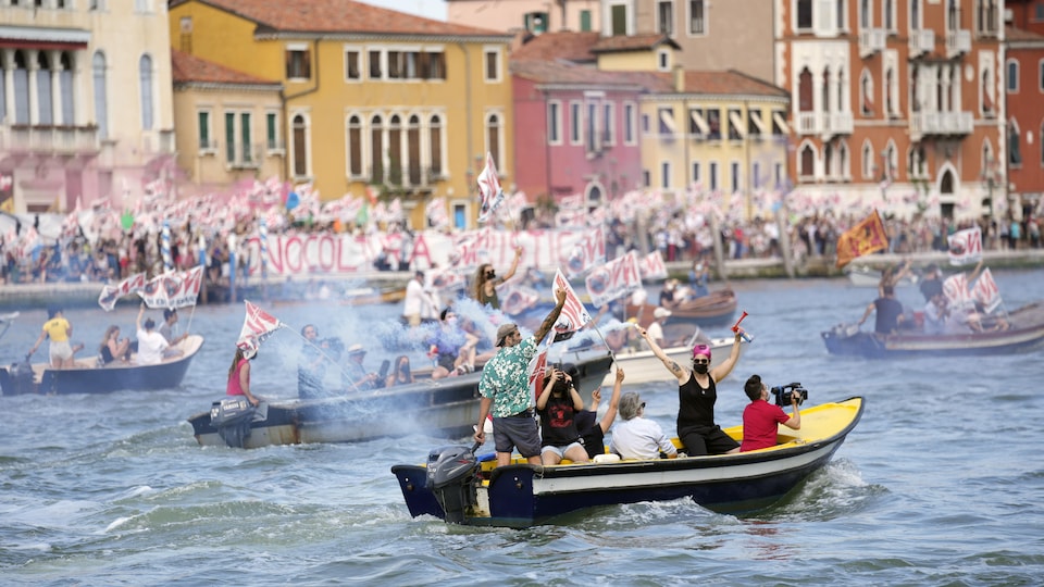 Des embarcations remplies de militants contre les paquebots de croisière à Venise.