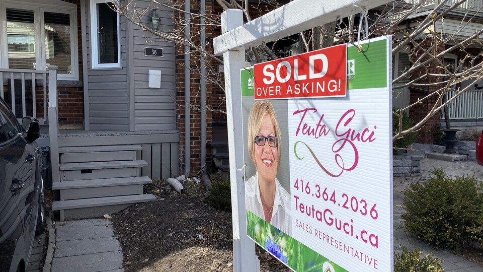 Une affiche disant « vendue » devant une maison à Toronto.