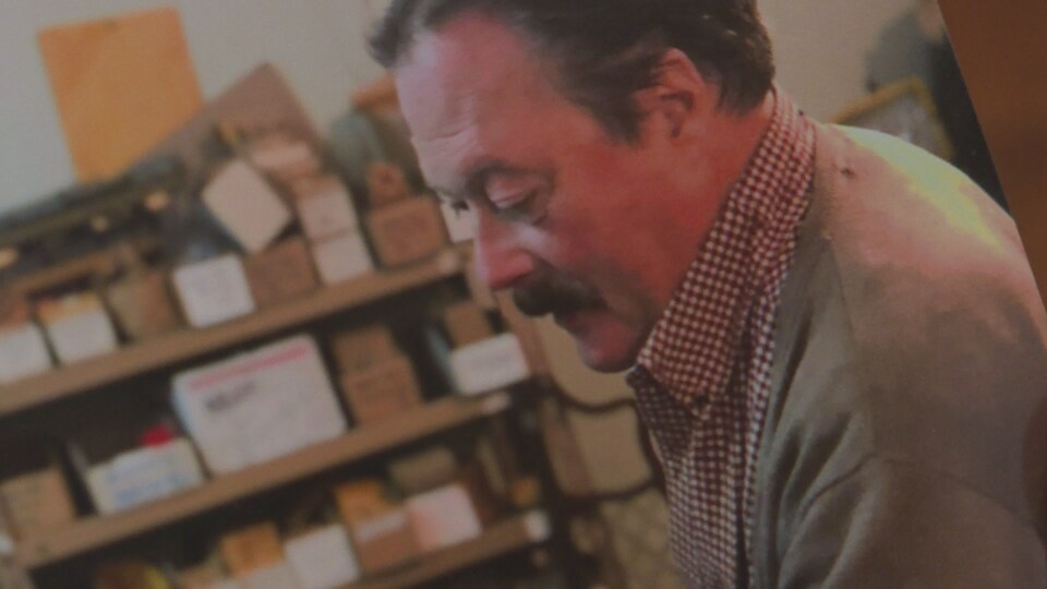 Cette photo d'Alaster Collis le montre dans son magasin de pianos.