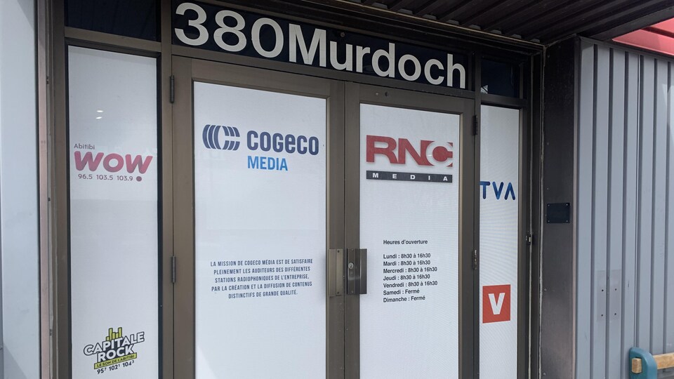 Les portes de la station de radio et télé de RNC Média.