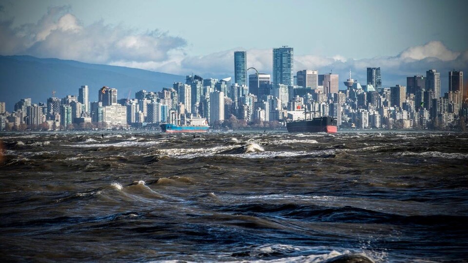 Des vents forts font des vagues à Vancouver.