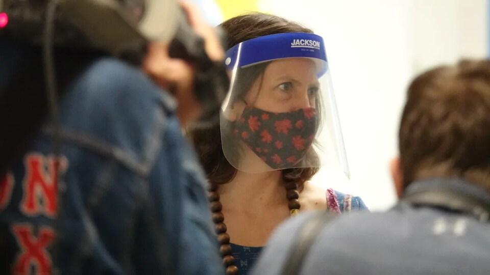 Gros plan sur le visage masquée de la docteure.
