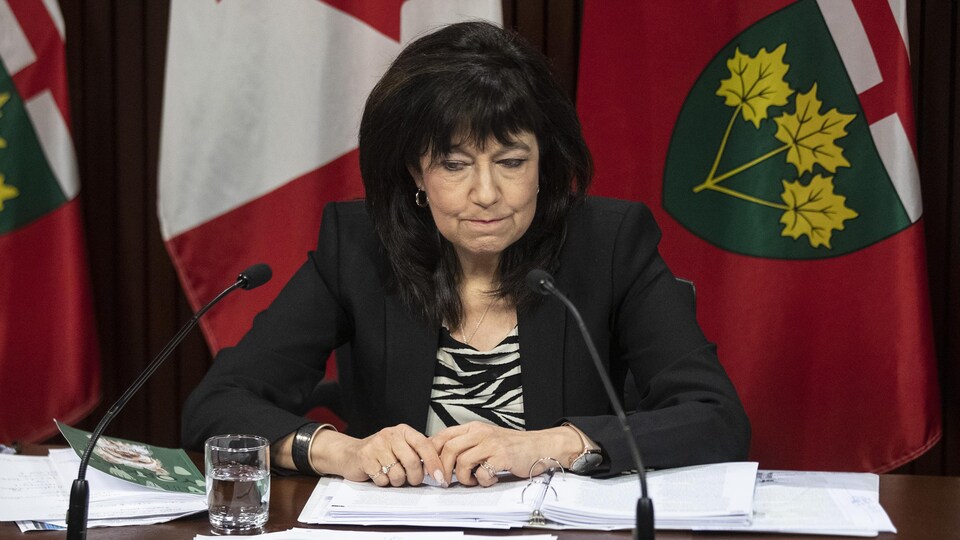 Bonnie Lysyk en point de presse.