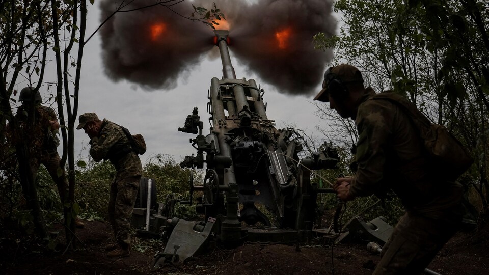 Des militaires ukrainiens tirent un obus d'un obusier M777 sur une ligne de front, alors que l'attaque de la Russie contre l'Ukraine se poursuit, dans la région de Kharkiv, en Ukraine, le 21 juillet 2022. 