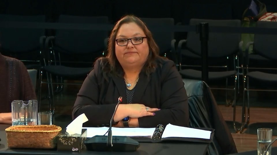 Une femme autochtone témoigne lors d'une commission d'enquête.