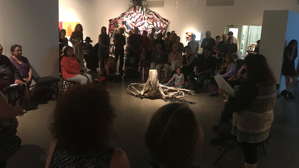 Le vernissage d'AKI Odéhi : cicatrices de la Terre-Mère a eu lieu le vendredi 22 juin au Centre d'exposition de Val-d'Or.