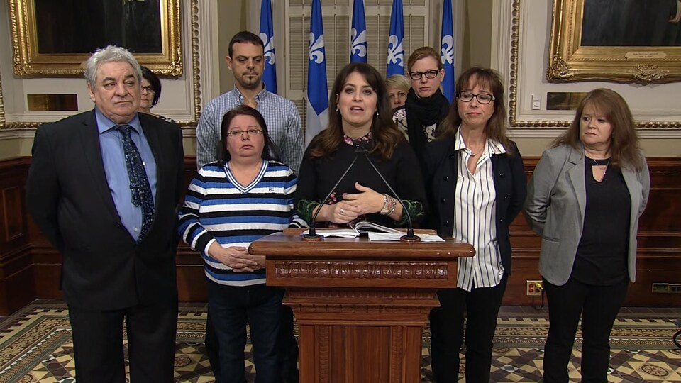 Véronique Hivon devant un lutrin de l'Assemblée nationale.