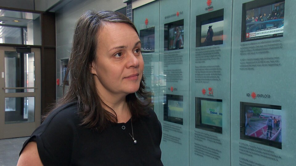 Véronique Lalande accorde une entrevue dans le hall d’entrée des bureaux de Radio-Canada à Québec.