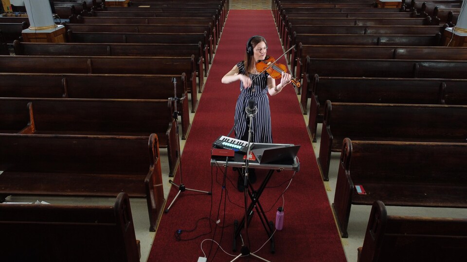 L'autrice-compositrice-interprète Véronique Poulin en performance dans l'église de Zenon Park, en Saskatchewan, en mai 2022.