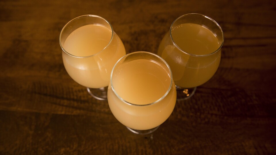 Trois verres de bière.
