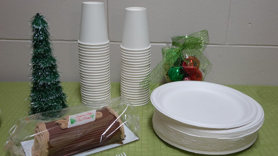 Une bûche de Noël avec des verres, des ustensiles et des assiettes compostables