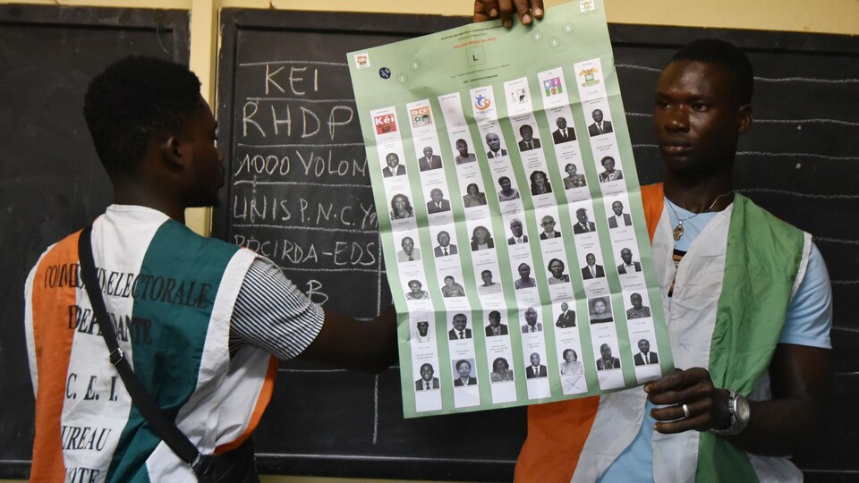 Des agents comptent les votes.