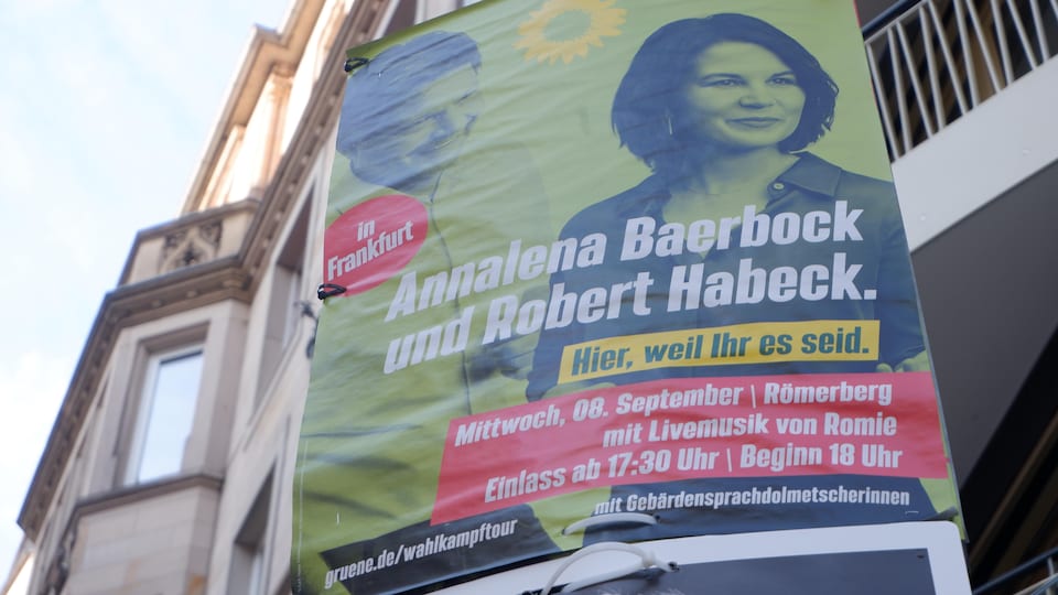 Annalena Babok liderliğindeki Yeşiller Partisi'nin afişi. 