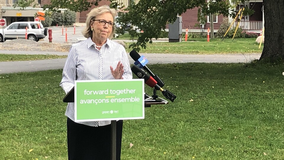 Elisabeth May tient un discours dehors.