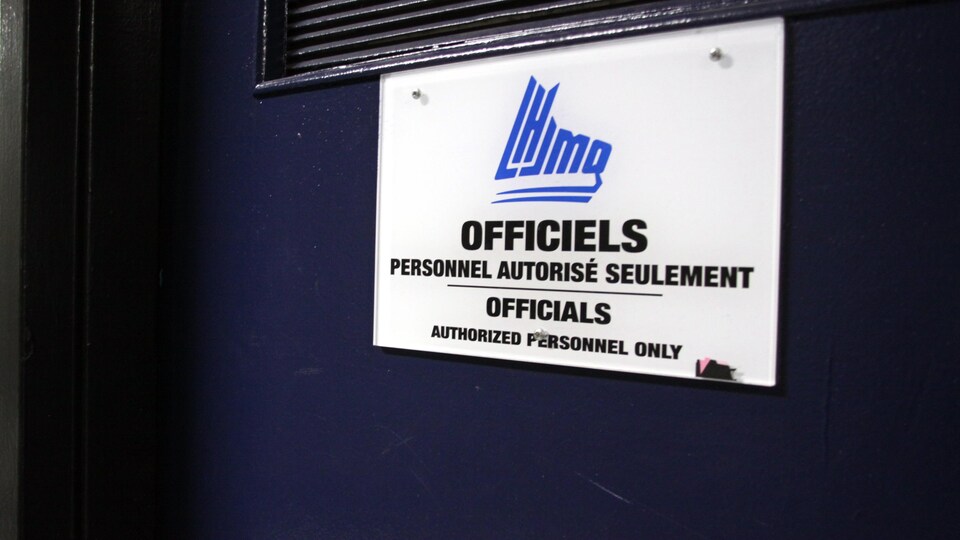 Le vestiaire des arbitres de la LHJMQ au Palais des sports Léopold-Drolet de Sherbrooke