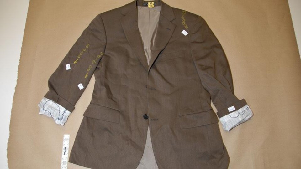 Le veston brun de Dennis Oland.