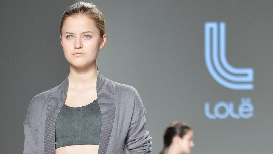 Une mannequin porte des culottes courtes et un soutien-gorge sur la passerelle.