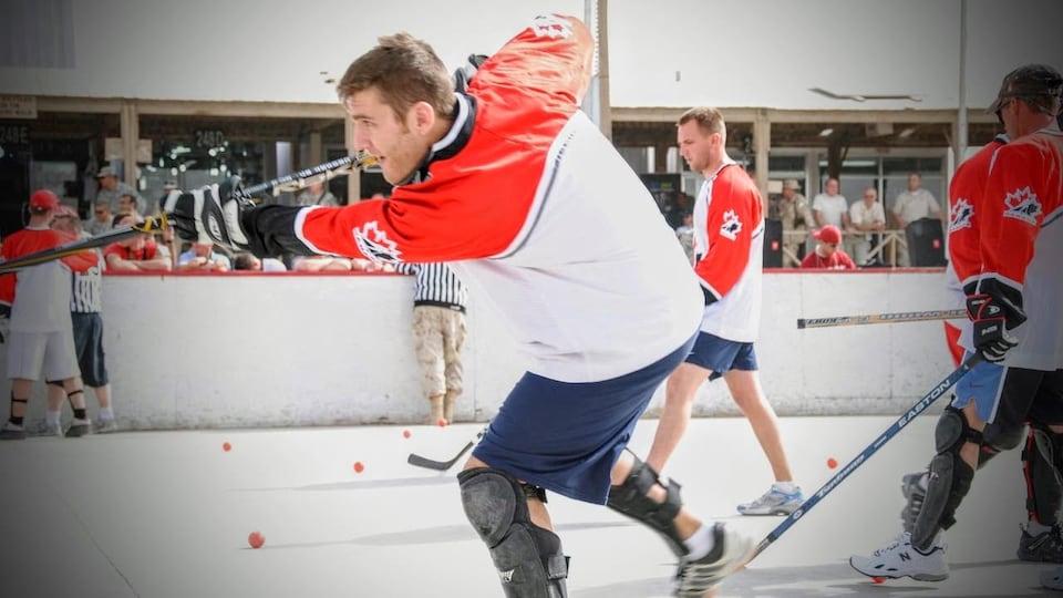 Des joueurs de hockey-balle en action.