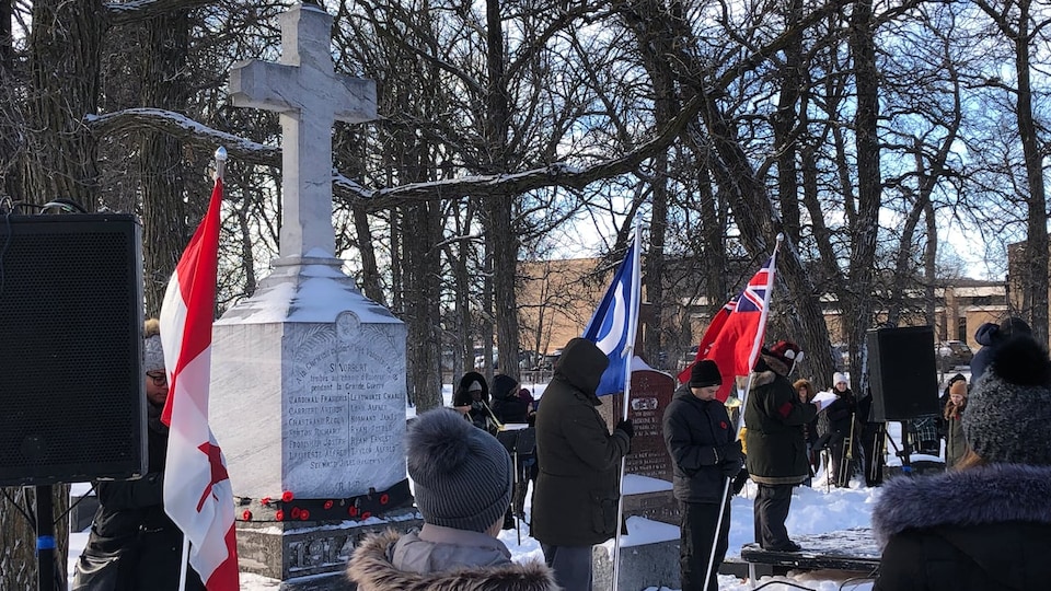 Près de 350 personnes se sont rassemblées au cimetière de Saint-Norbert, alors que des étudiants lisaient les noms des voix inscrites sur le cénotaphe. 