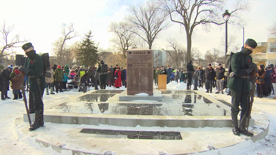 Près de 200 personnes s’y sont rassemblées pour la cérémonie du Royal Winnipeg Rifles Regiment, lors du 105e anniversaire de la bataille de la crête de Vimy, en France. 
