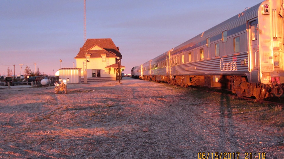 Cinq voitures de passagers et deux locomotives de Via Rail sont bloquées à la gare de Churchill.