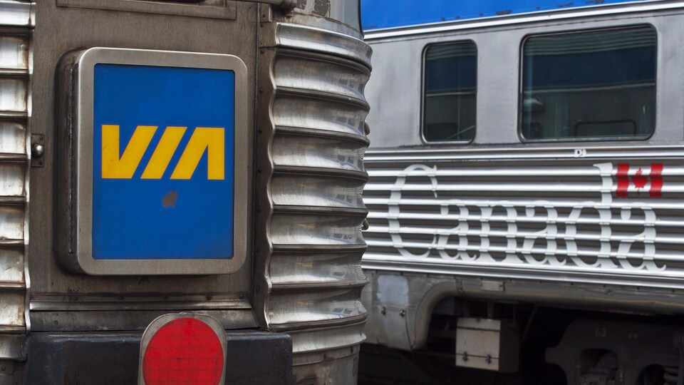 Les modèles en acier inoxydable du train l'Océan.