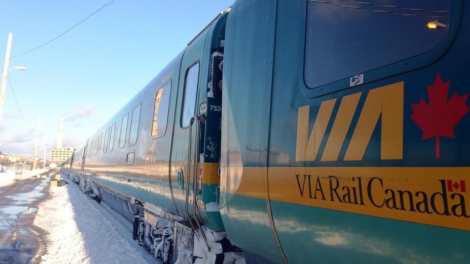 Un train de Via Rail en hiver à Moncton.
